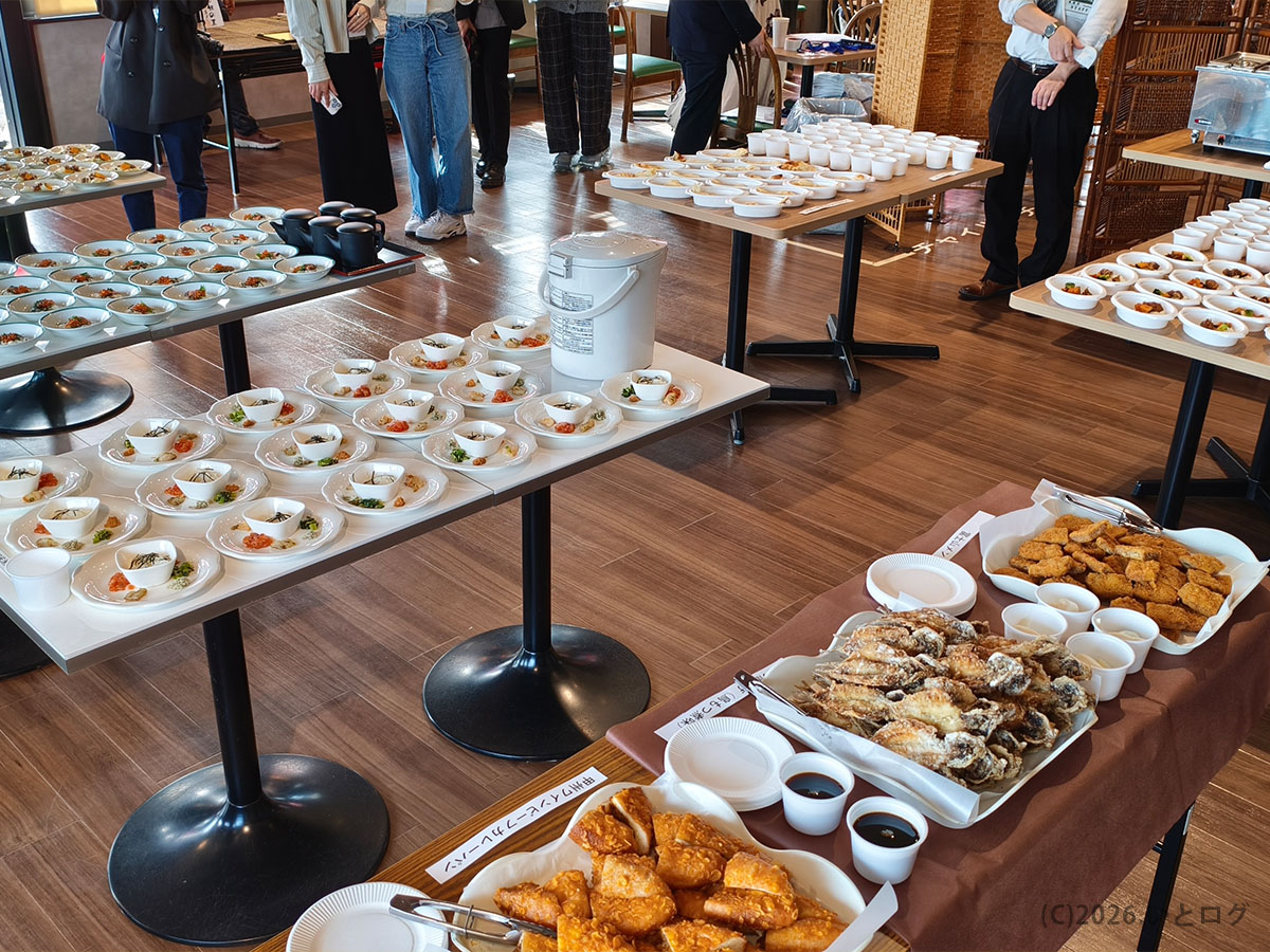 双葉SA下り新メニュー試食会の様子　サービスエリアグルメが並ぶ会場