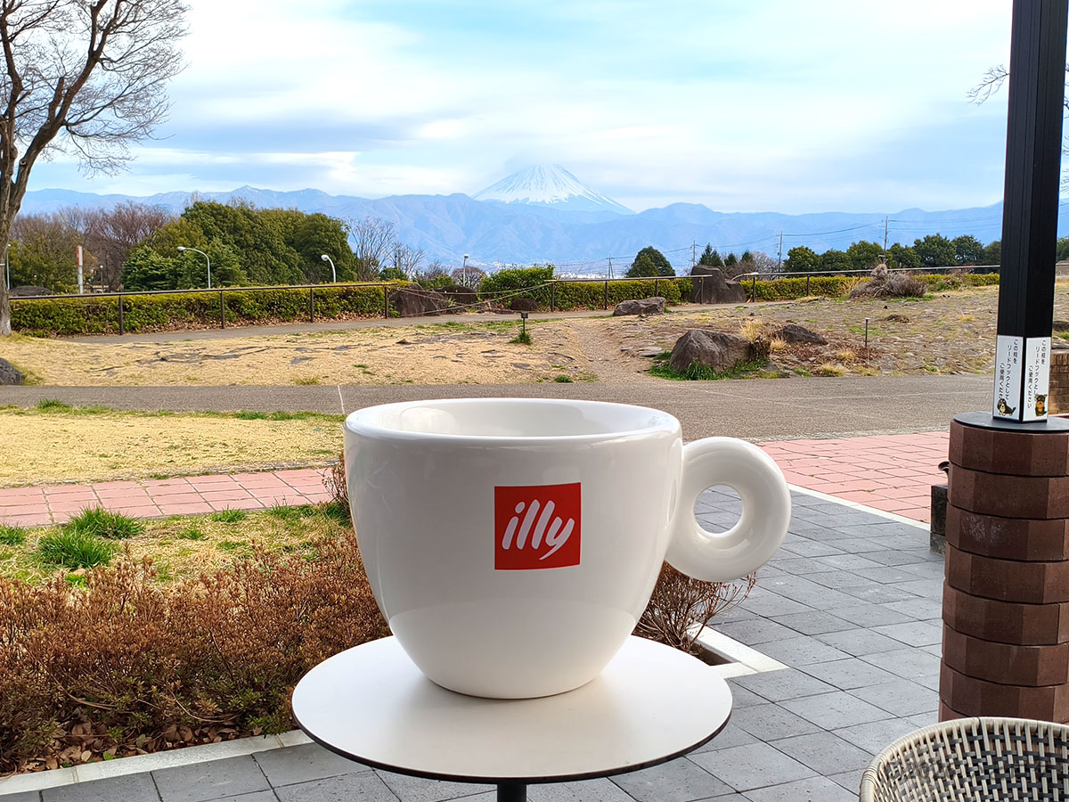 双葉サービスエリア下りのテラス席から見える富士山とイリーコーヒー