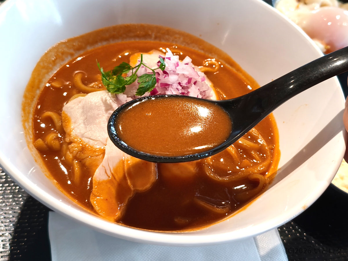 双葉SA下りフードコートの人気メニュー　オマール海老ラーメンの濃厚スープ