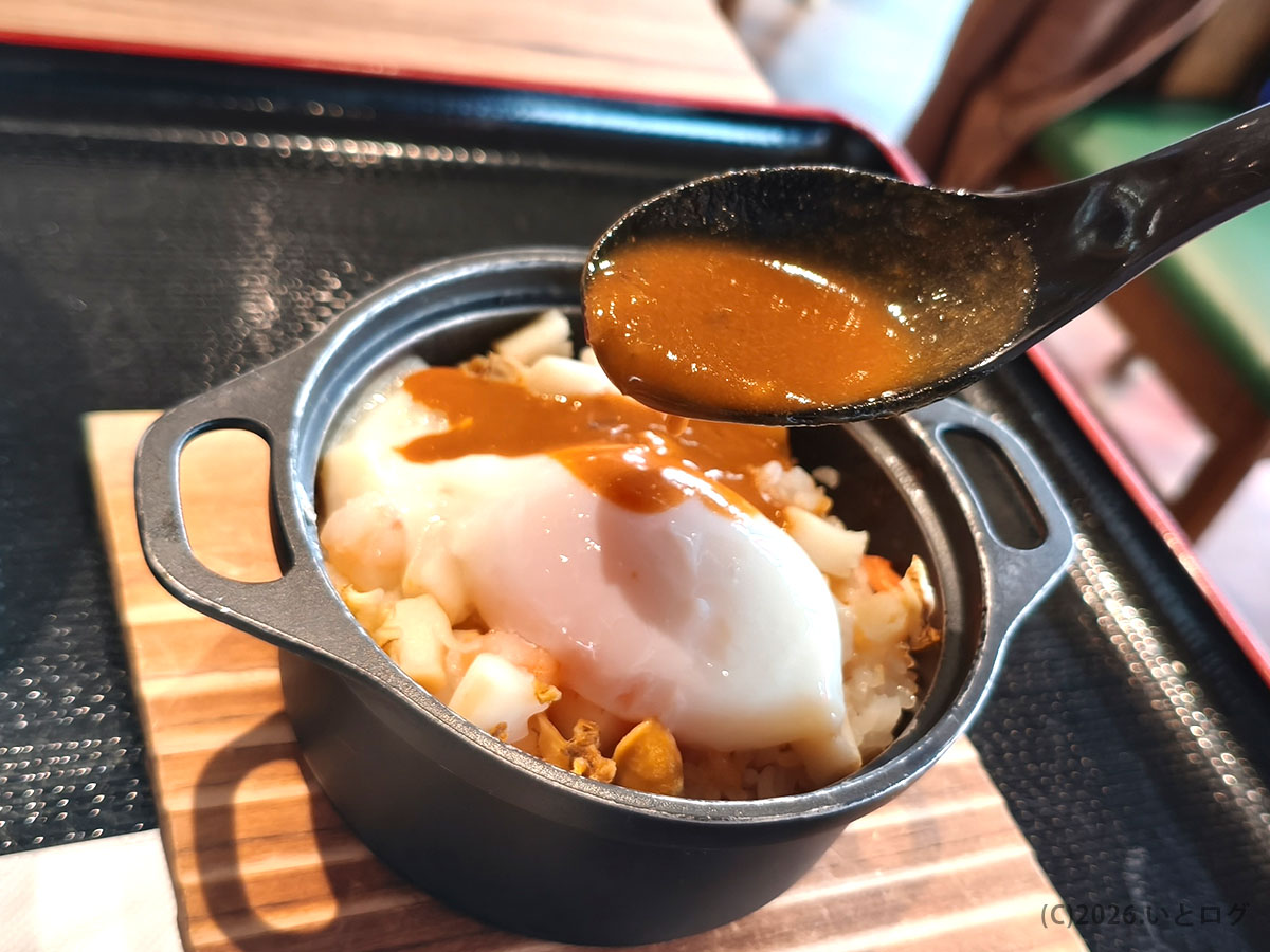 双葉SA下り名物ラーメン　オマール海老ラーメンのスープをリゾットにかける