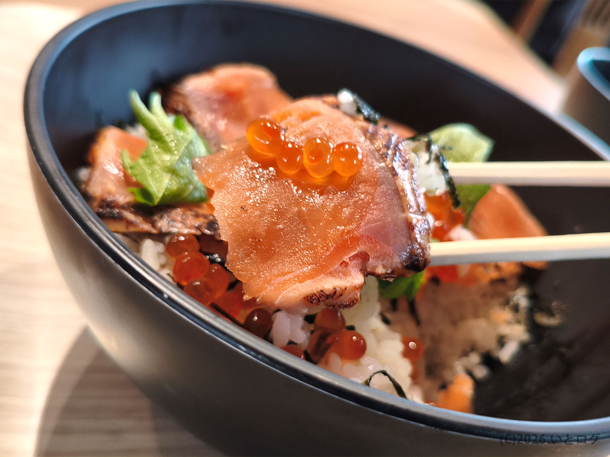 双葉サービスエリア下り海鮮グルメ　知床鮭いくら丼