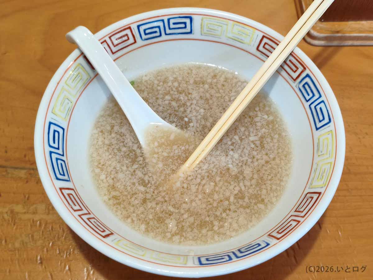 讃岐ラーメン はまんどのラーメンを食べ終えたあとの丼。背脂が浮いたスープが残り、レンゲと箸が置かれている。