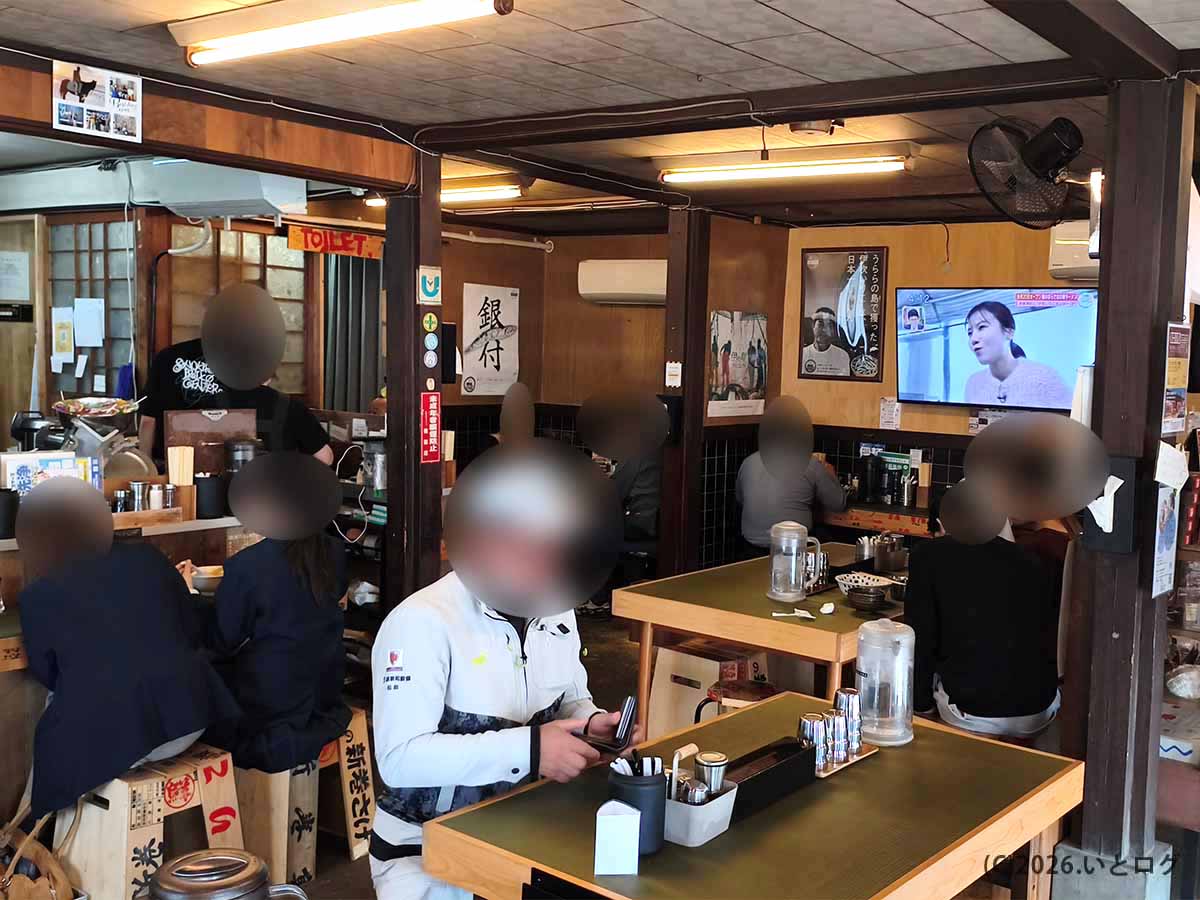 香川の人気ラーメン店・伊吹いりこセンターの店内。木の温もりある空間にテーブル席とカウンター席が並ぶ