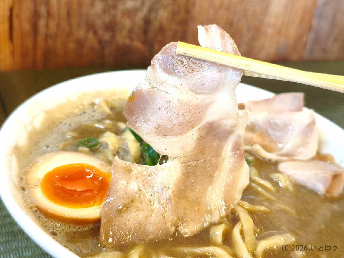 観音寺市の伊吹いりこセンターで提供されるラーメンの薄切りチャーシュー。濃厚いりこスープに浸った柔らかな一枚