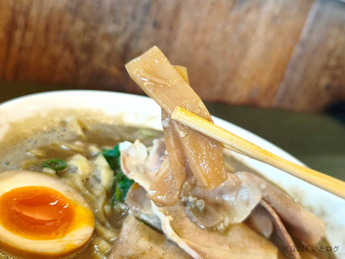 伊吹いりこセンターのラーメンに入った太めのメンマ。いりこスープをまとった具材の食感も楽しめる