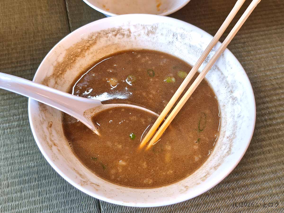 観音寺市の伊吹いりこセンターで食べたラーメンの残った濃厚いりこスープ。丼の底まで煮干しの旨味を感じられる一杯