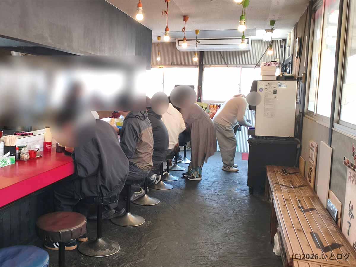 高松市の家系ラーメン店・高松家の店内風景。カウンター席を中心に多くの客でにぎわう様子