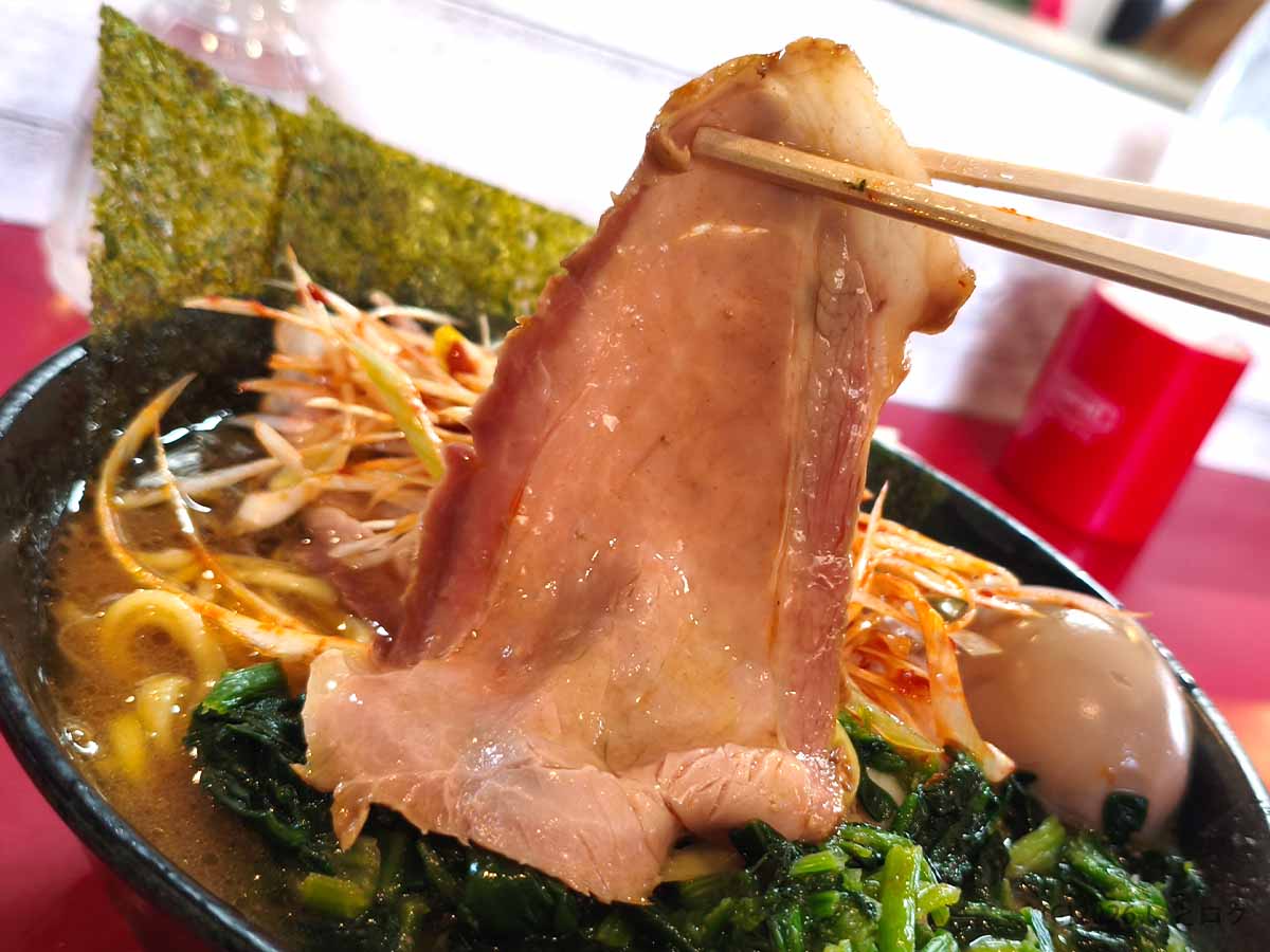 香川の家系ラーメン店・高松家で提供されたラーメンのチャーシュー。大きく薄めの肉が丼を覆う一杯