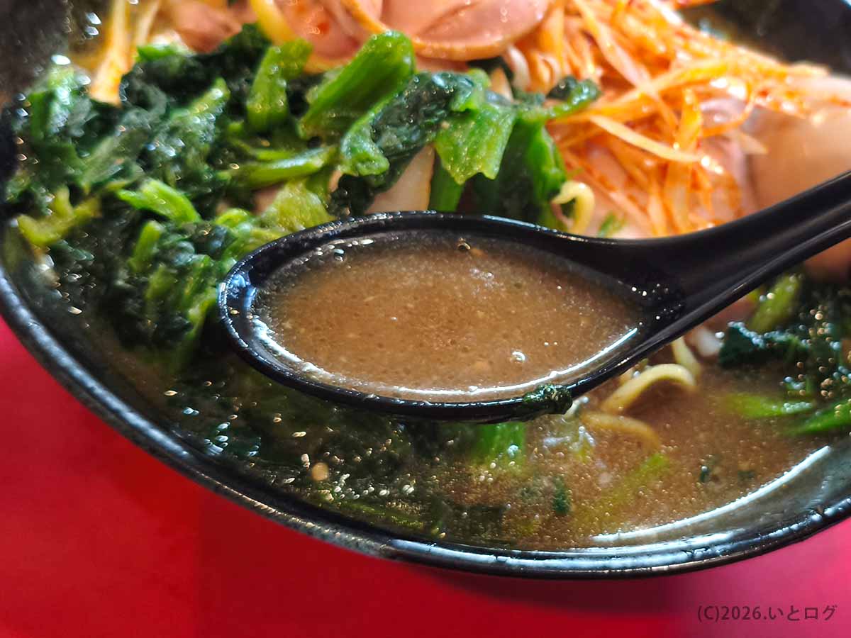 高松家のラーメンスープ。豚骨醤油の濃厚さが伝わる家系ラーメンらしい一杯