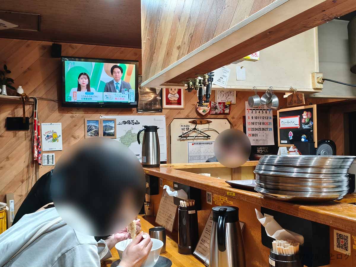香川・高松市の支那そば 讃岐ロック店内。木目調のカウンター席で、高松夜ラーメンにも利用しやすい落ち着いた雰囲気。