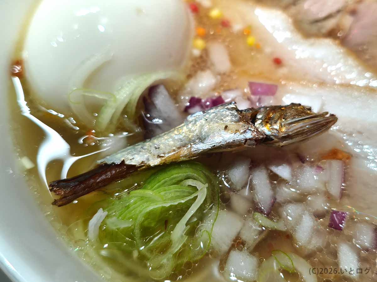 支那そば 讃岐ロックのラーメンにのるいりこ。香川らしさを感じる具材で、高松ラーメンとしての個性が光る。