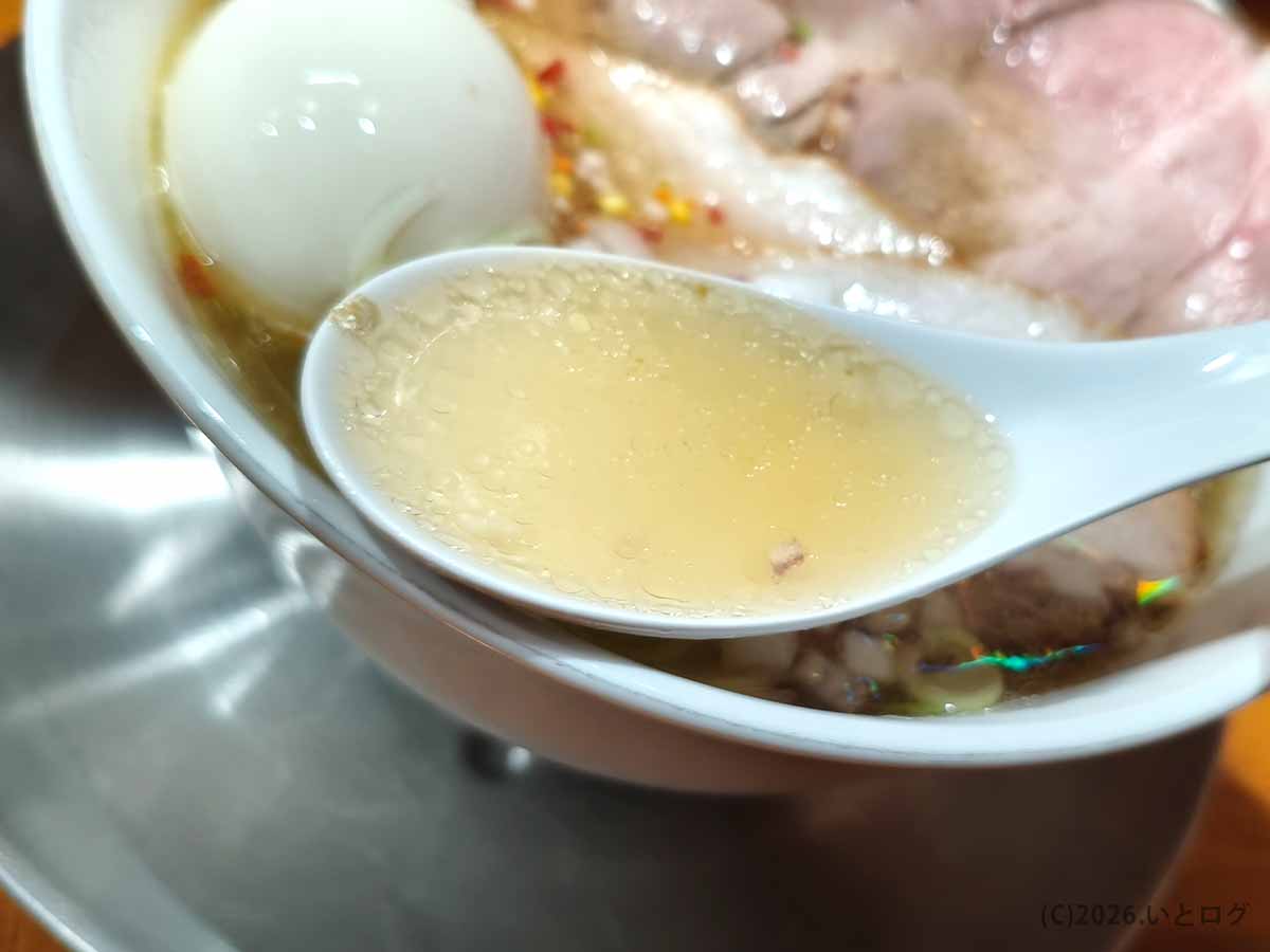 高松市の讃岐ロックで味わう透明感のあるスープ。あっさりしながら旨味が広がる、香川ラーメンの一杯。