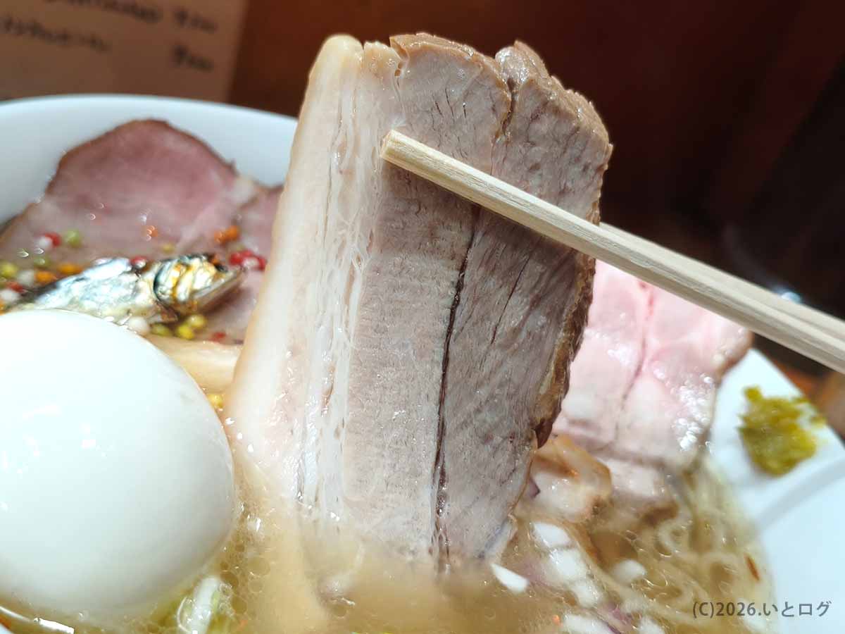 支那そば 讃岐ロックの厚みあるチャーシュー。しっとりした肉質で、ラーメンの満足感を高める存在。
