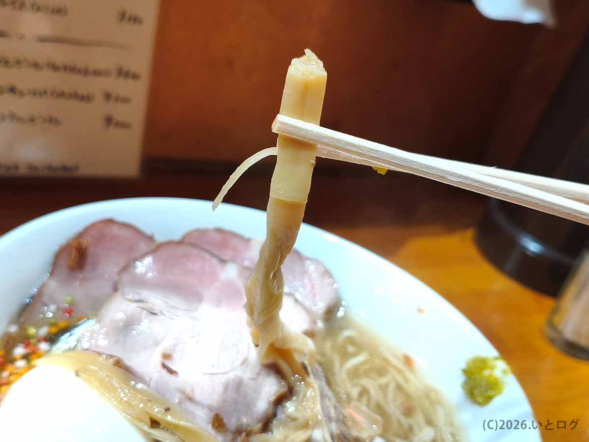 支那そば 讃岐ロックのメンマ。食感のアクセントになり、澄んだスープや細麺とよく合うトッピング。