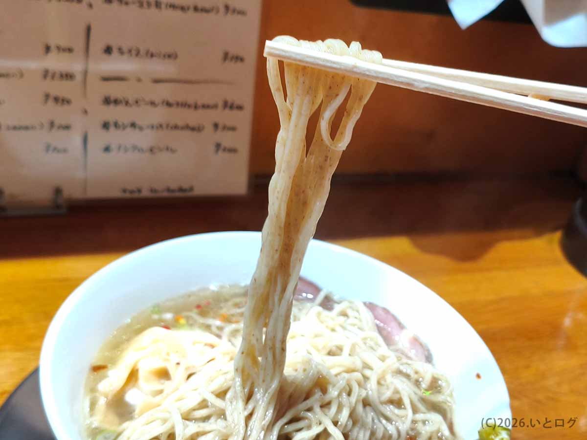 讃岐ロックのラーメンの細麺。スープをまとって持ち上がる麺が、高松支那そばらしい上品な一杯を感じさせる。