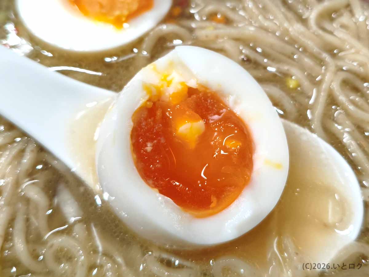 支那そば 讃岐ロックの味玉。とろりとした黄身がスープに合い、讃岐ロックおすすめのトッピングとして楽しめる。