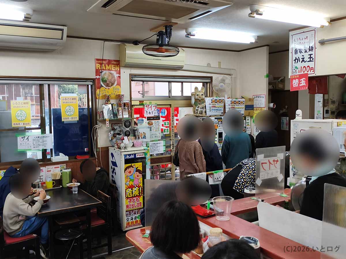 徳島ラーメンの人気店、支那そば 王王軒 本店の店内で多くの客が注文を待っている様子