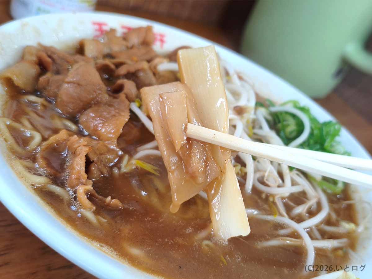 徳島ラーメン 王王軒 本店の支那そばに入ったメンマを箸で持ち上げた様子