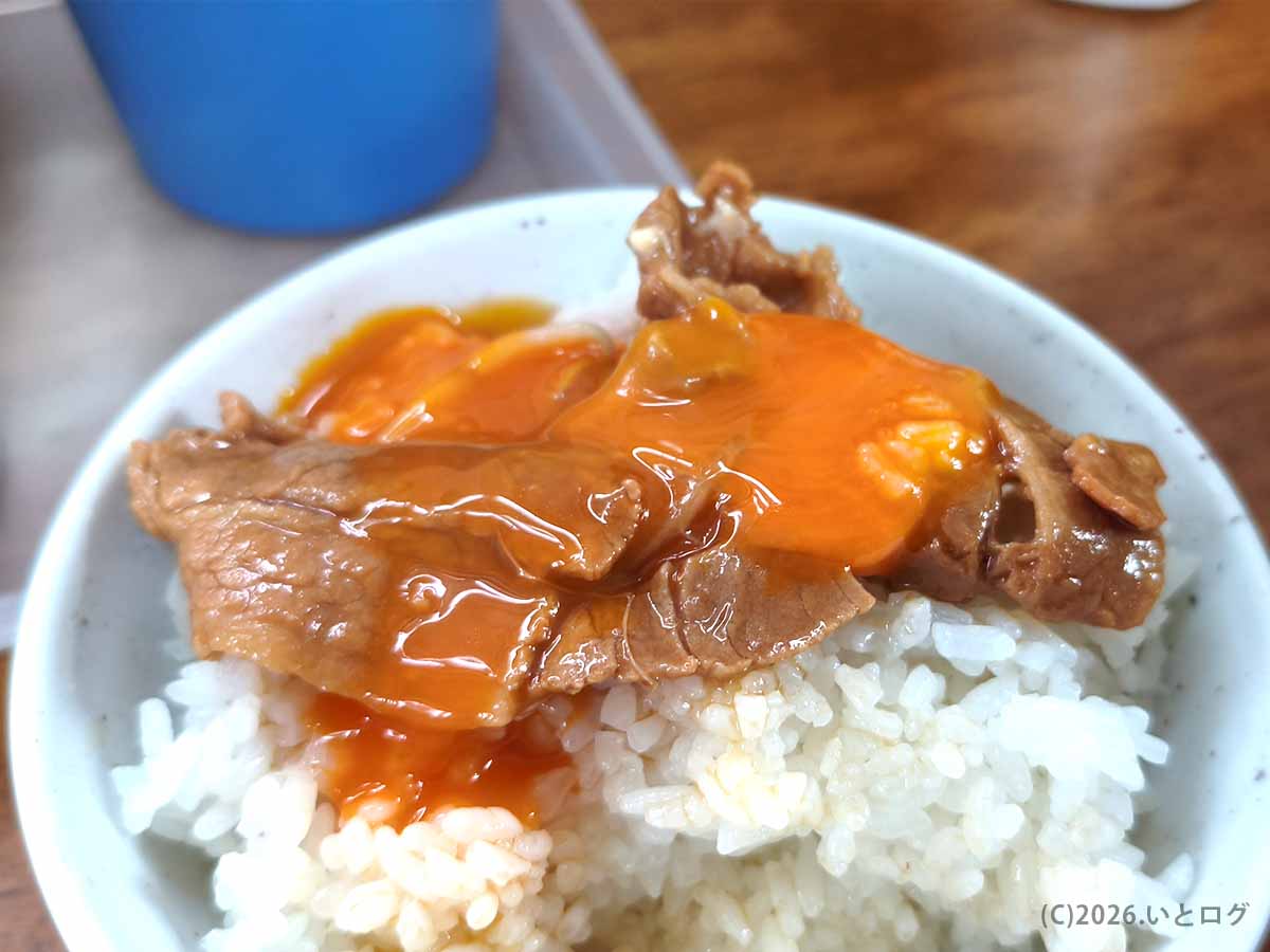 徳島ラーメン 王王軒 本店の甘辛い肉と生卵をご飯にのせた、すき焼き風に楽しめる一杯