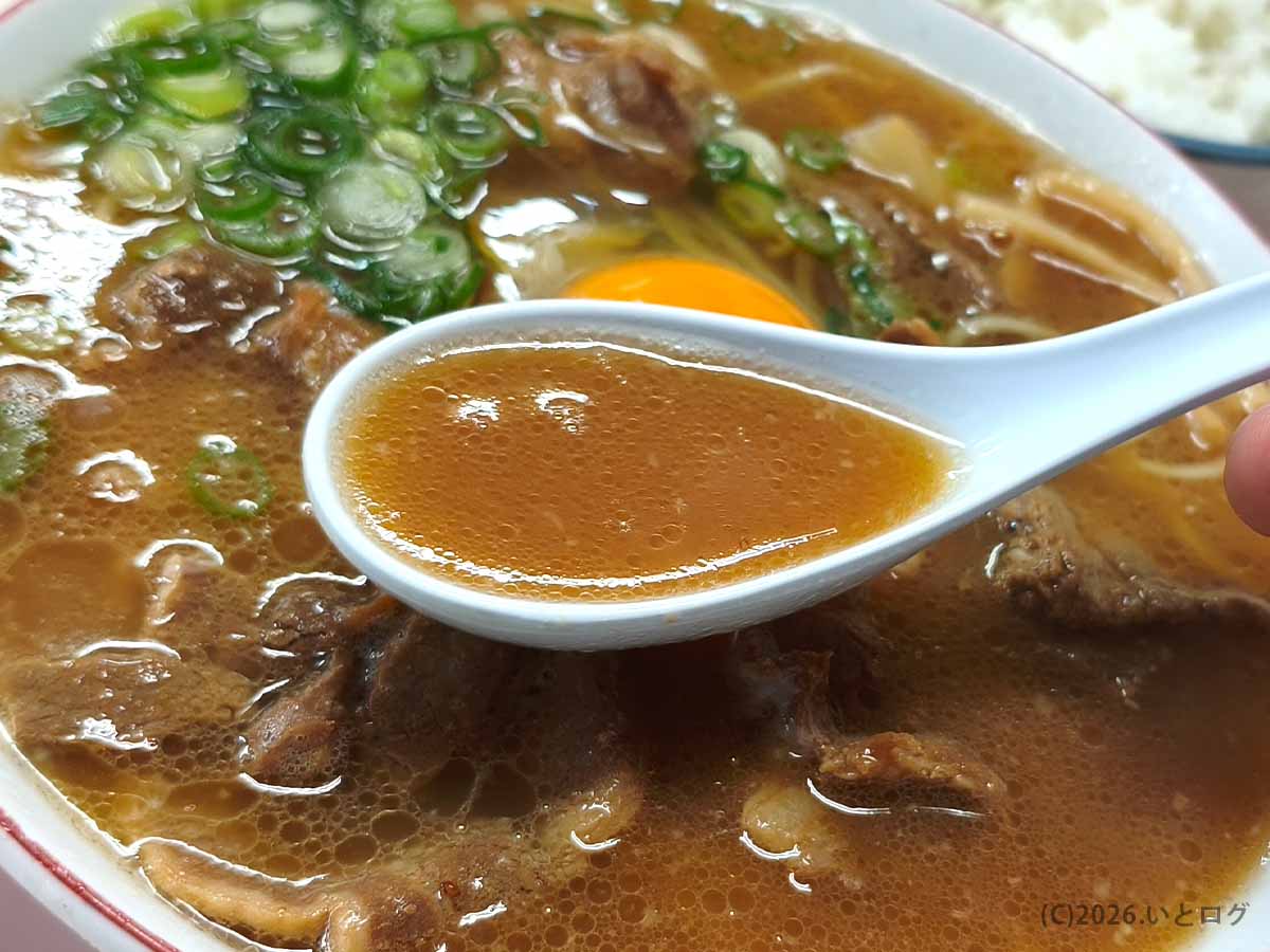 中華そば いのたに 本店の徳島ラーメンのスープ。茶系の豚骨醤油スープは表面に油が浮かび、生卵や肉との相性もよい。