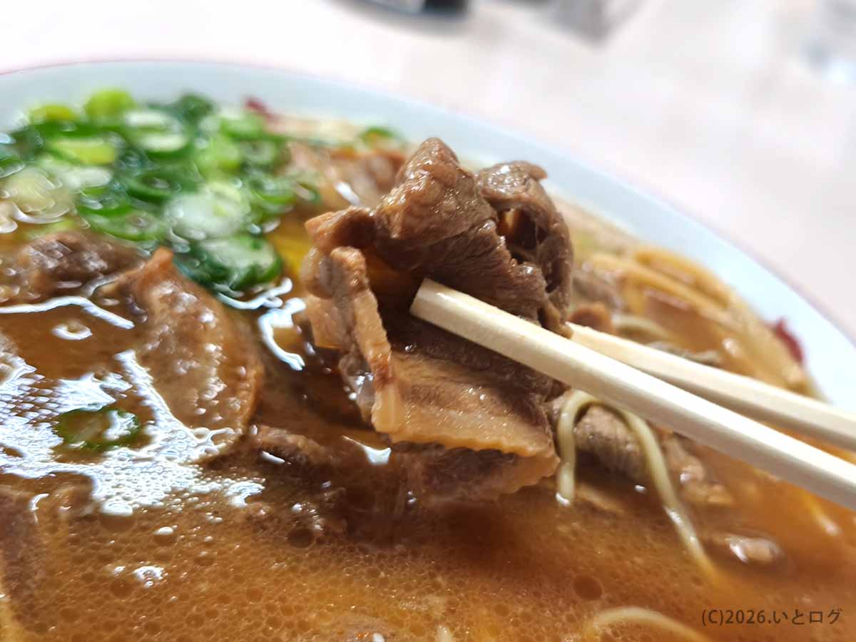 中華そば いのたに 本店の肉入り徳島ラーメン。甘辛く味付けされた肉が茶系スープにのり、ライスと合わせたくなる徳島市の有名ご当地ラーメン。