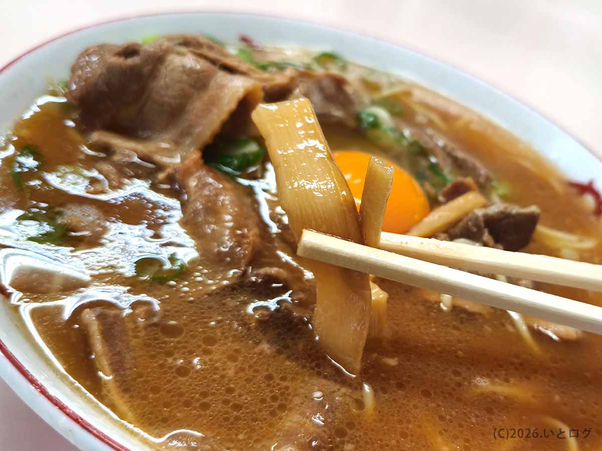 中華そば いのたに 本店の徳島ラーメンに入ったメンマ。茶系スープや肉、生卵と一緒に楽しめる徳島市の老舗ラーメン店の一杯。