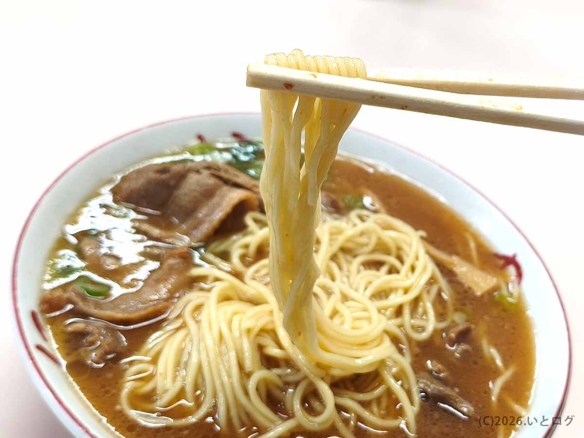 中華そば いのたに 本店の徳島ラーメンの麺を持ち上げた写真。茶系の豚骨醤油スープに細めの麺が絡む、徳島ラーメンの有名店らしい一杯。