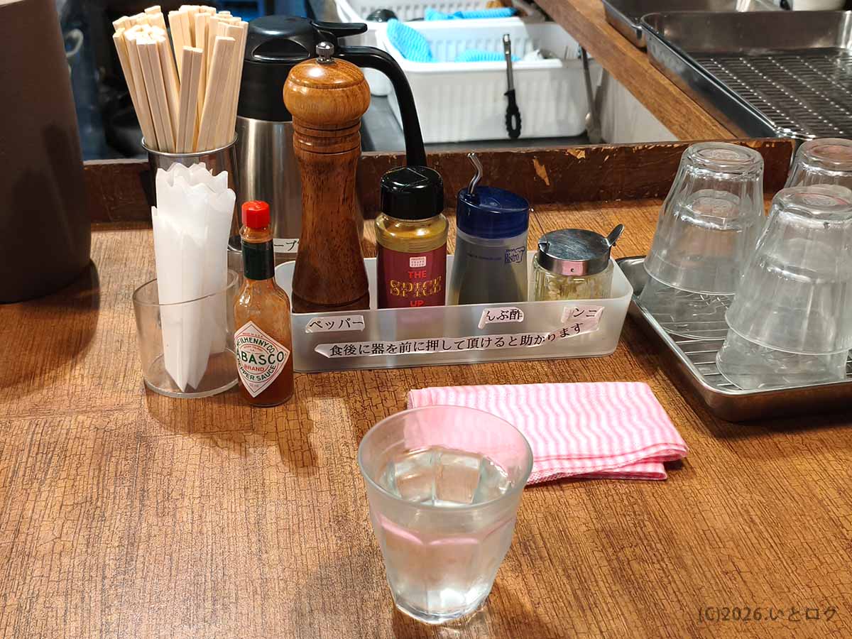 味噌そば JACのカウンターに置かれた胡椒やスパイス、昆布酢、ニンニクなどの卓上調味料