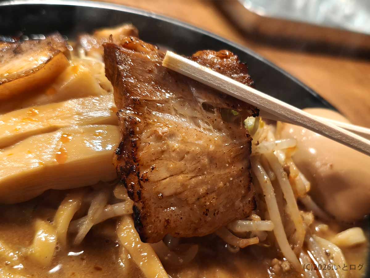 味噌そば JACの味噌そばにトッピングされた厚みのある香ばしい炙りチャーシュー