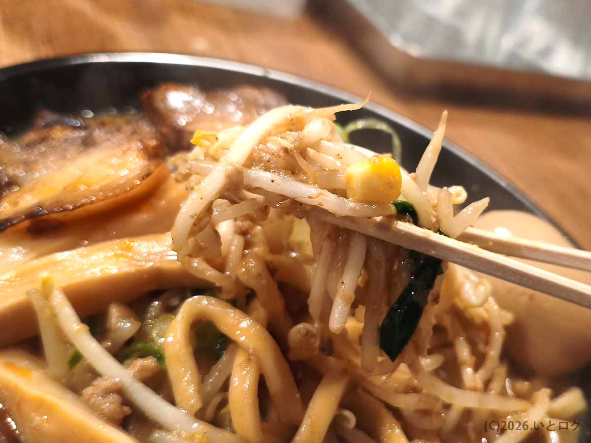 味噌そば JACの濃厚な味噌スープと合わせて食べるモヤシやニラ、ひき肉などの炒め野菜