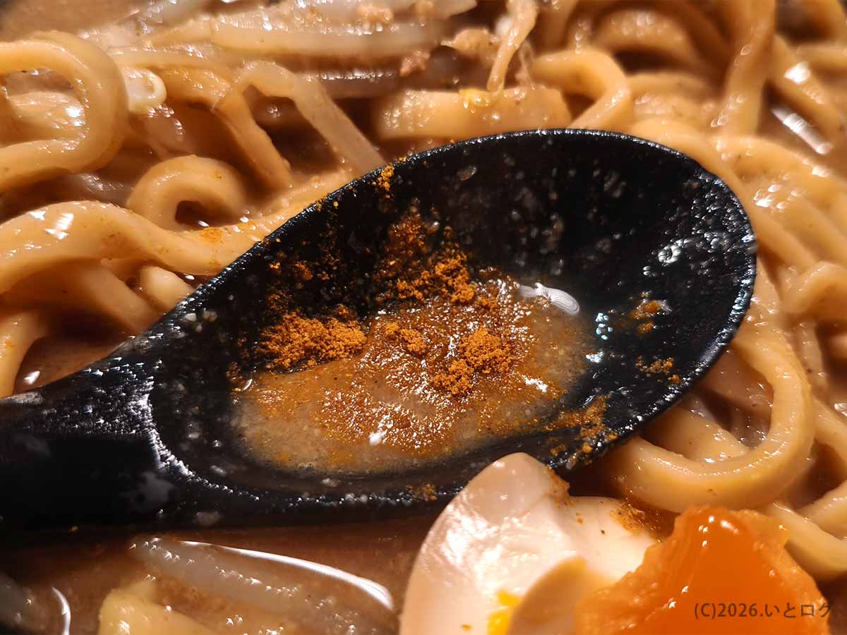 味噌そば JACの濃厚な味噌スープに卓上スパイスを加えて味を変えている様子