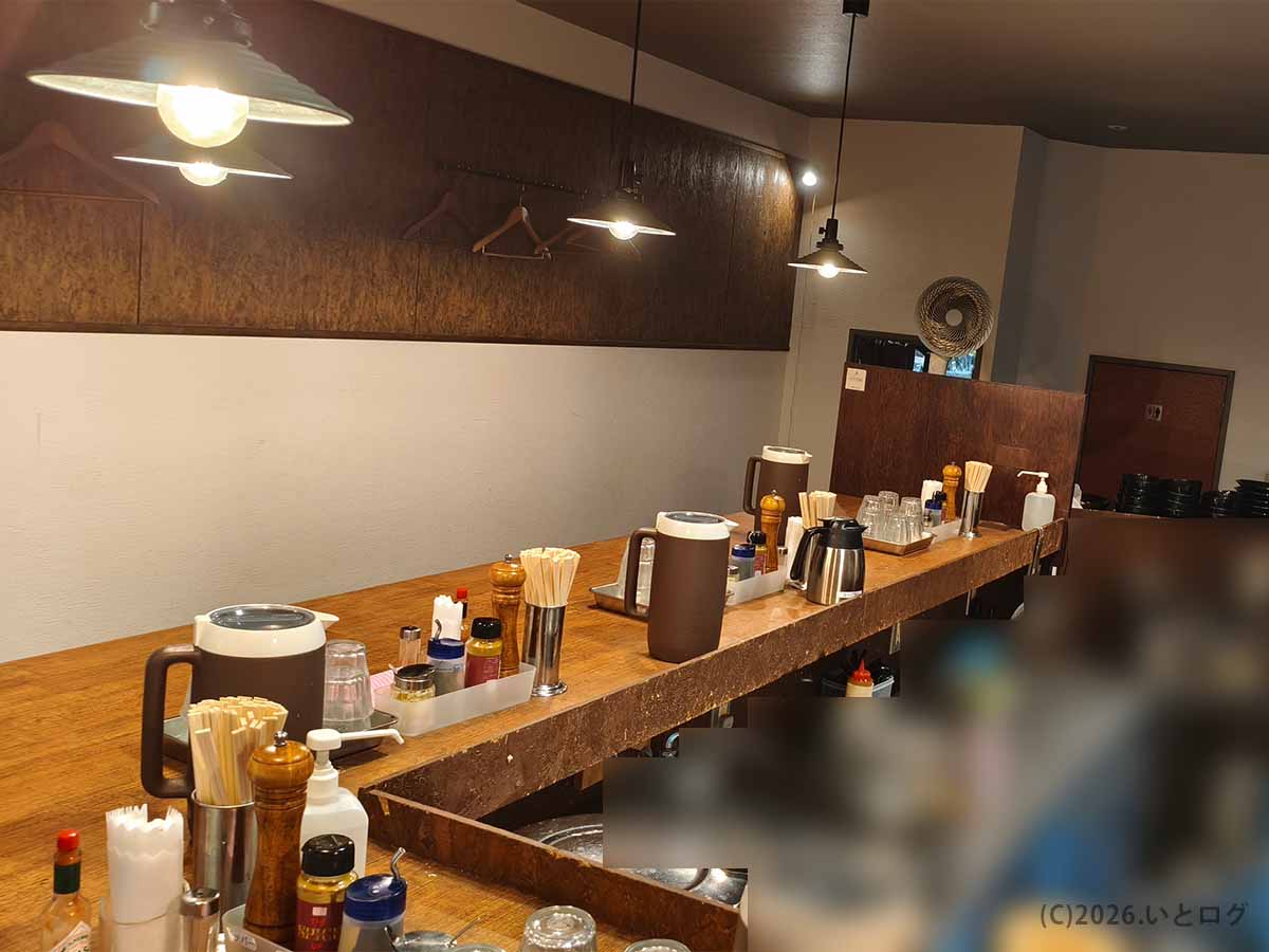 徳島駅近くにある味噌そば JACの木製カウンター席を中心とした落ち着いた店内