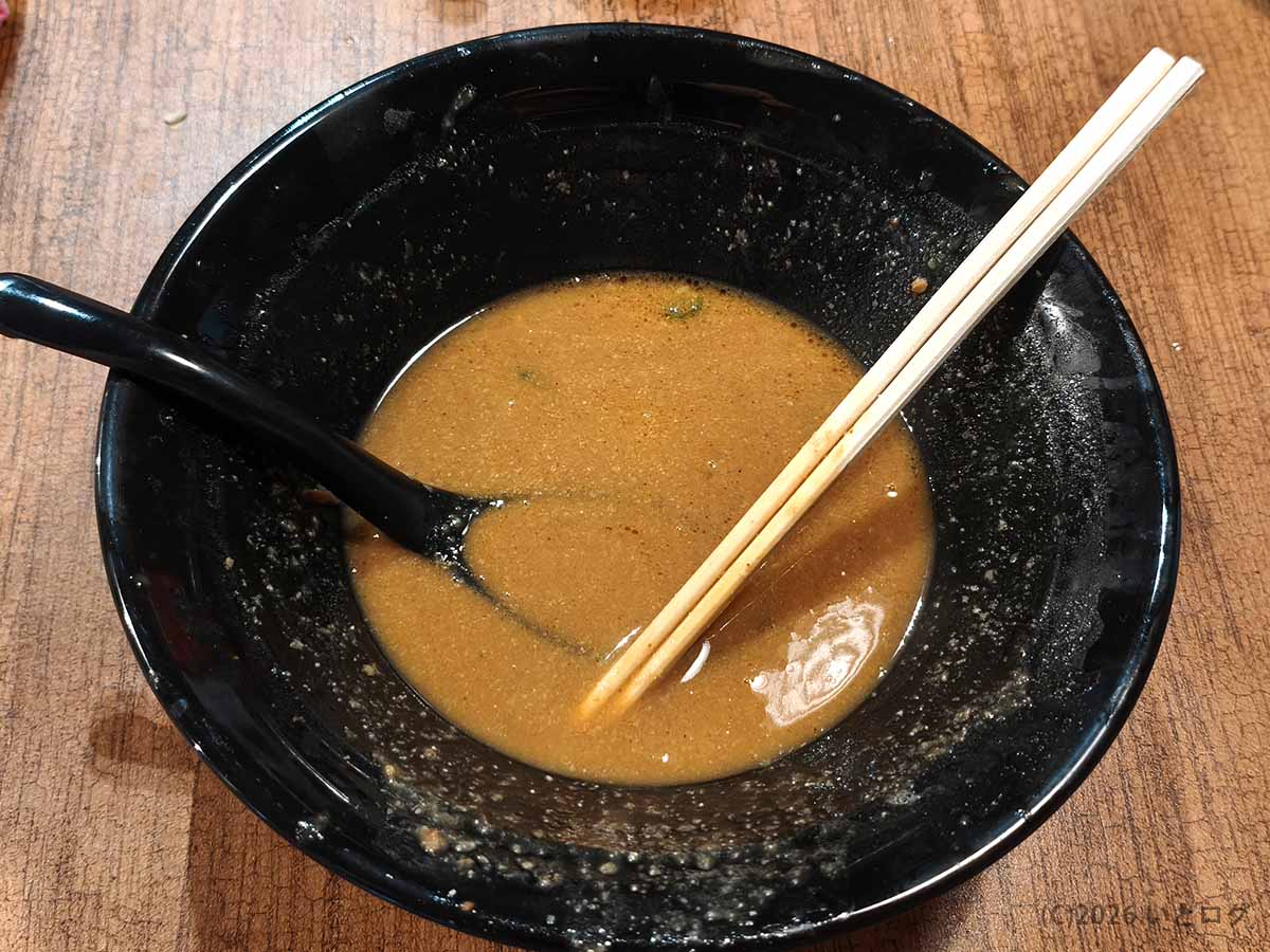 徳島市の味噌そば JACで太麺や具材を食べ終え、濃厚な味噌スープが残った黒い丼