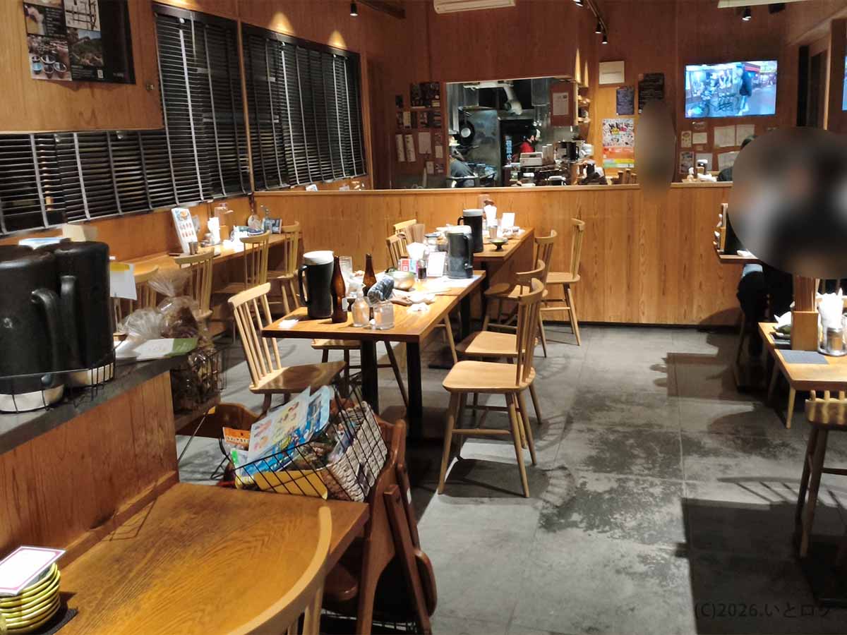 木製のテーブル席やカウンター席が並ぶ、明るく落ち着いた雰囲気の堂の浦 鳴門本店の店内