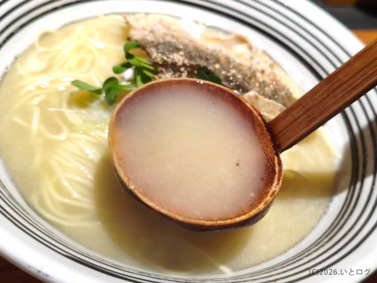 レンゲですくった、鯛のうま味が溶け込んだ堂の浦 鳴門本店の白濁した塩ラーメンスープ