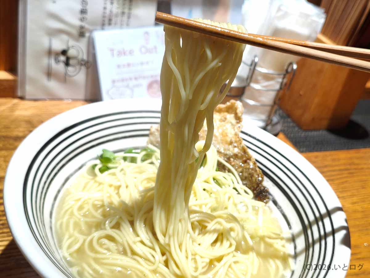 堂の浦 鳴門本店の鯛の塩らぁ麺から、しなやかな細麺を箸で持ち上げた様子