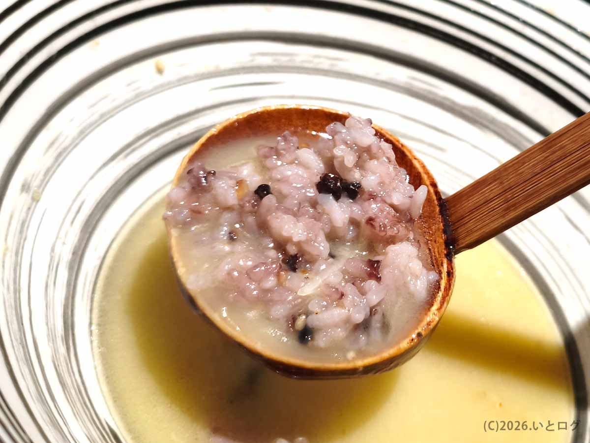 堂の浦 鳴門本店の鯛塩ラーメンのスープに雑穀ご飯を合わせ、レンゲですくった締めの一杯