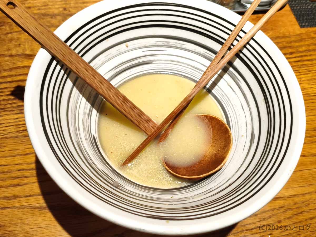 鯛の塩らぁ麺と雑穀ご飯を食べ終え、スープまでほぼ飲み切った堂の浦 鳴門本店の丼