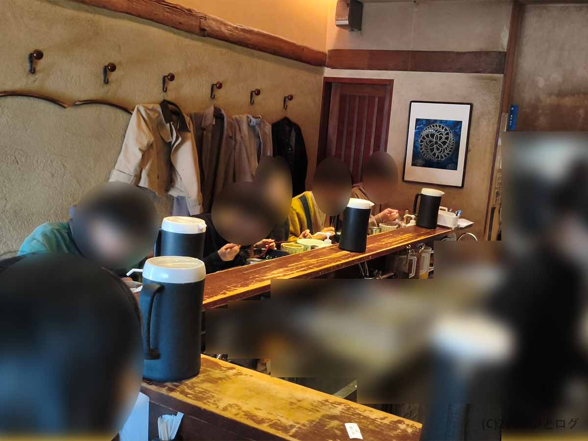カウンター席を中心に多くの客でにぎわう、神戸・六甲道のつけ麺 繁田の店内
