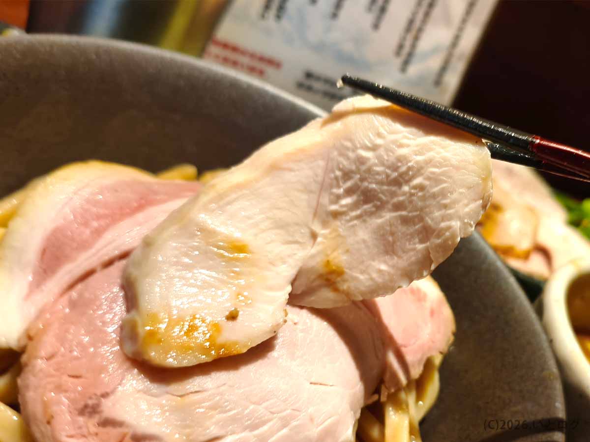 表面に香ばしい焼き色がついた、つけ麺 繁田の厚切りでしっとりしたチャーシュー