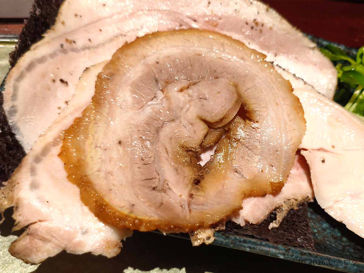 複数種類の肉とともに盛られた、つけ麺 繁田の脂身がとろける巻きチャーシュー