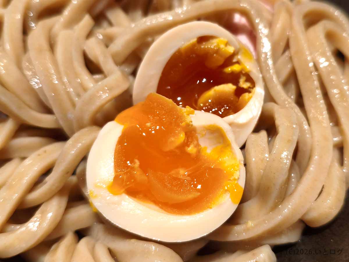 自家製極太麺の上で半分に割った、濃厚な黄身がとろけるつけ麺 繁田の味玉
