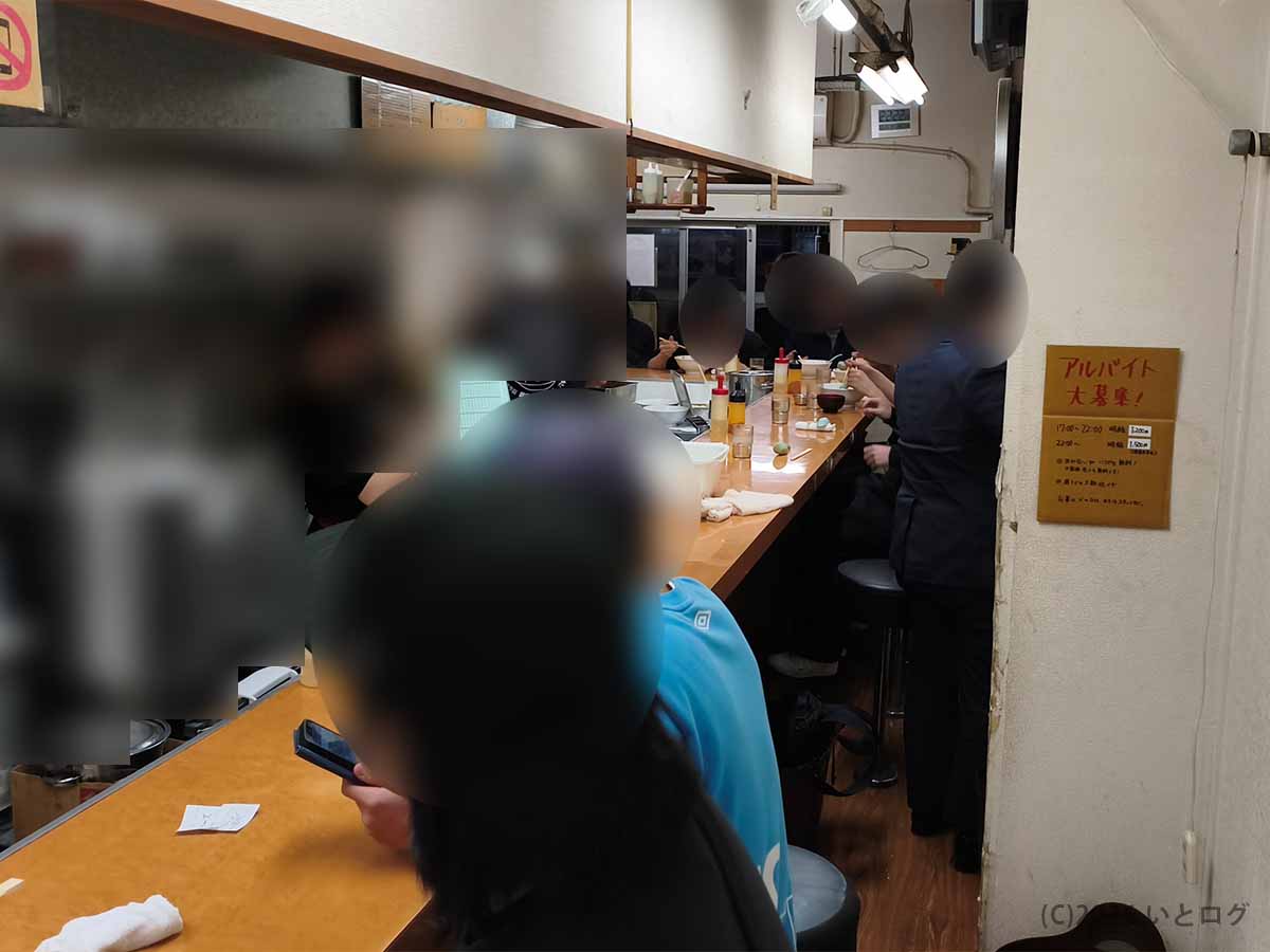 カウンター席が並び、多くの客でにぎわうラーメン荘 歴史を刻め 六甲道の店内