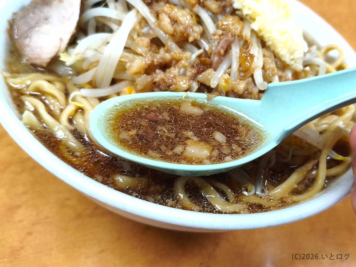 背脂が浮かぶ濃い色のスープをレンゲですくった歴史を刻め 六甲道の二郎系ラーメン