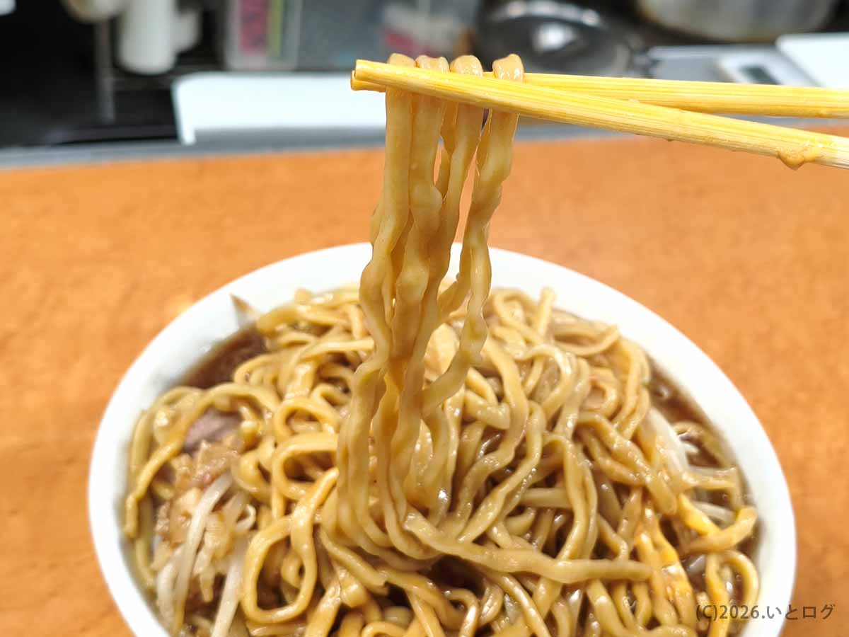 濃いスープをまとった平打ちの極太麺を箸で持ち上げた歴史を刻め 六甲道のラーメン