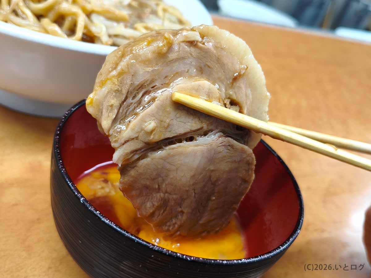 厚切りの豚を生卵にくぐらせて味わうラーメン荘 歴史を刻め 六甲道の一品