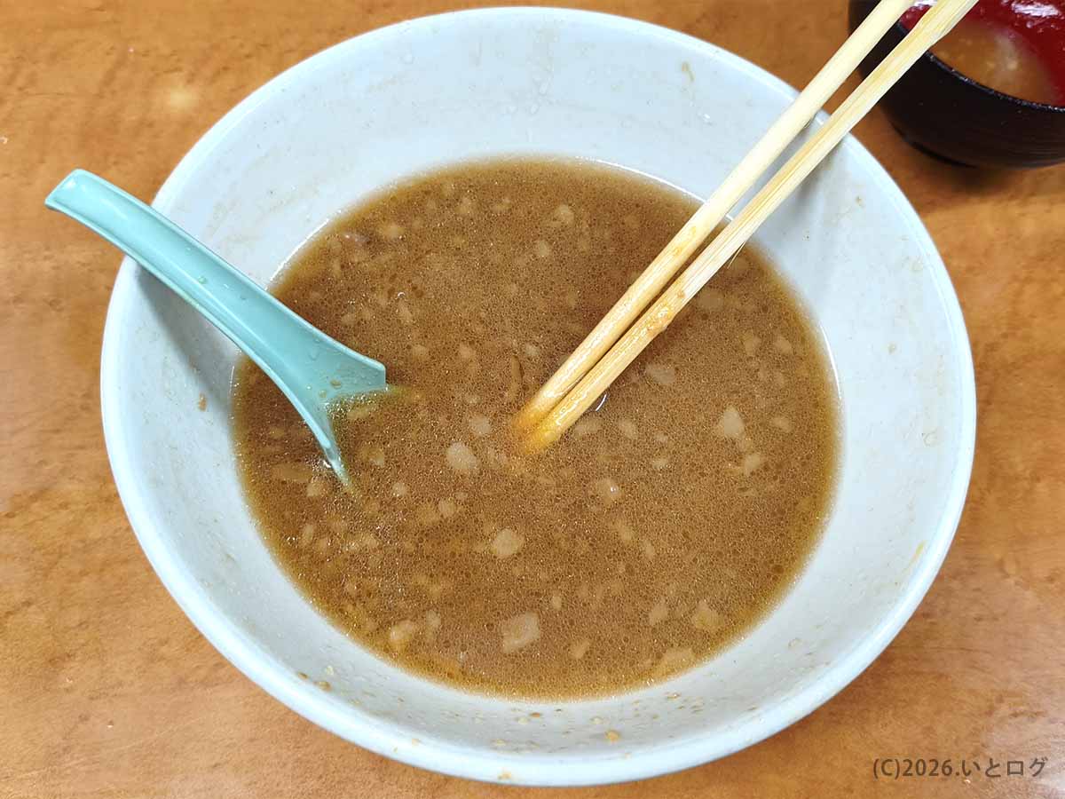 麺と具材を食べ終え、背脂の浮いたスープが残る歴史を刻め 六甲道のラーメン丼