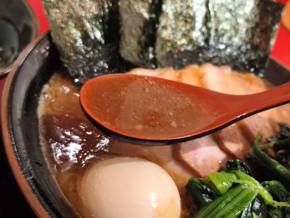平塚の家系ラーメン「とらきち家」で味わった、豚の旨味と醤油の濃さが伝わる茶褐色のスープ