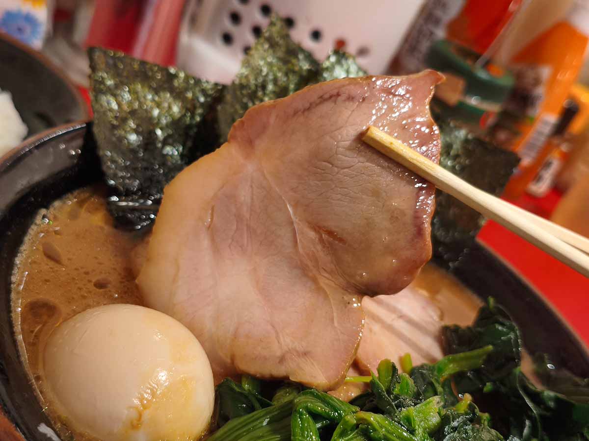 とらきち家のラーメンにのった、しっとりした肉質と大きさが印象的な大判チャーシュー