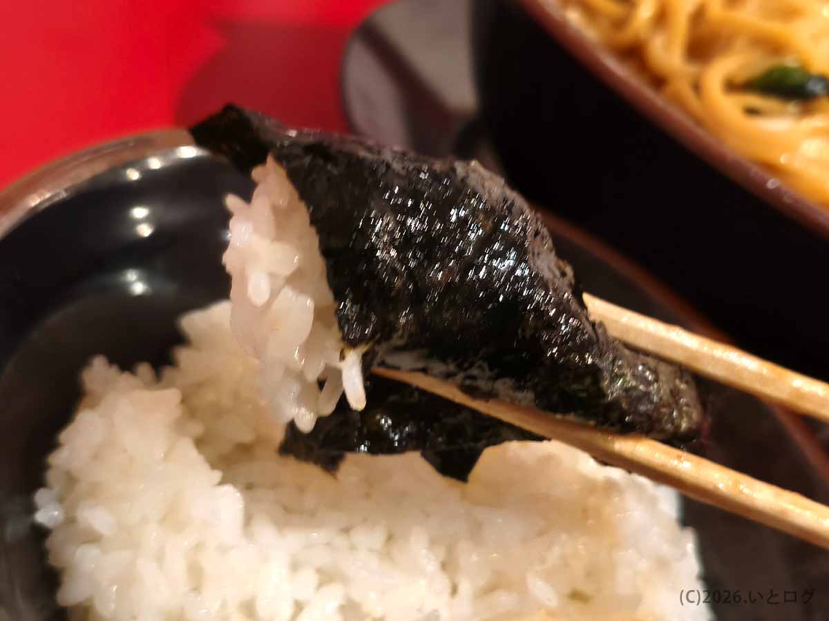 とらきち家のスープを吸わせた海苔で白いライスを巻いて味わう、家系ラーメン定番の食べ方